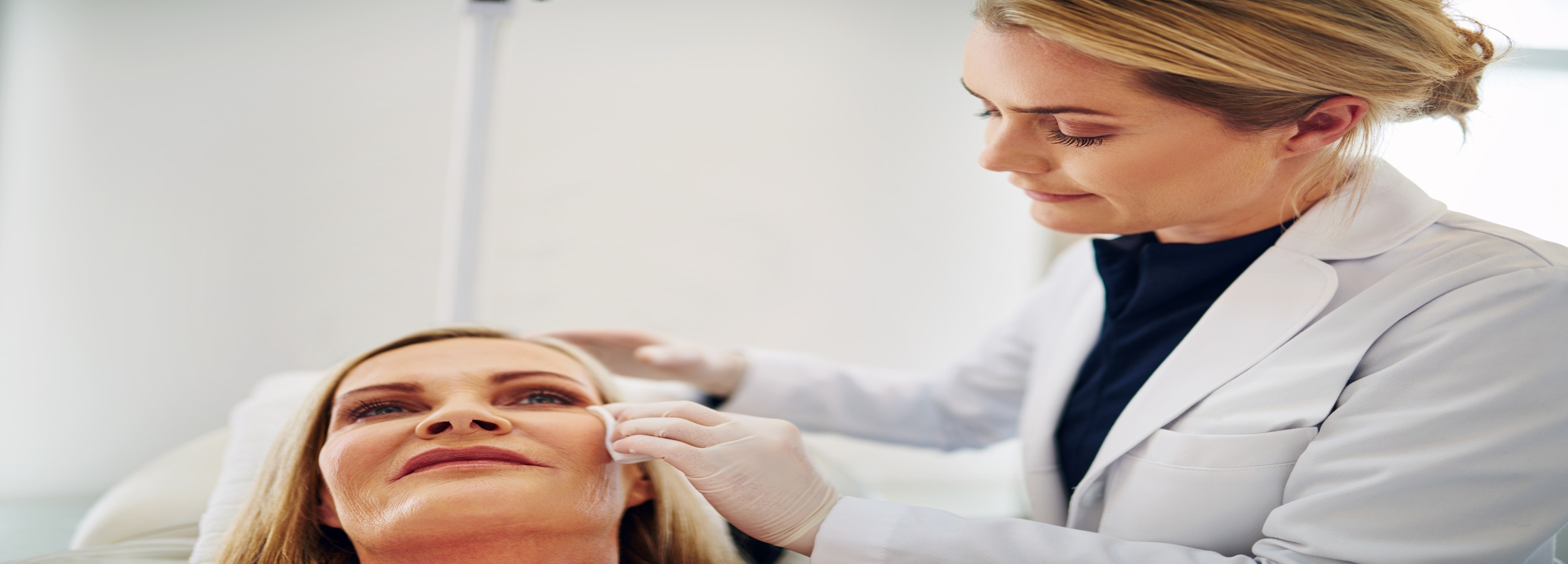 TITULO_COMPLETO: Injertos Grasos Faciales en Mallorca: Guía Completa del Dr. García Ceballos FCCP KEYWORD_PRINCIPAL: injertos grasos faciales VOLUMEN_ESTIMADO: ~320 búsquedas/mes (ES) KEYWORDS_SECUNDARIAS: lipofilling facial, transferencia de grasa facial, relleno facial con grasa propia, grasa autóloga cara, rejuvenecimiento facial con grasa, lipofilling cara Mallorca INTENCION: Informacional / Transaccional DIFICULTAD_SEO: Media SLUG: injertos-grasos-faciales-mallorca META_DESCRIPTION: Descubre todo sobre los injertos grasos faciales (lipofilling) en Mallorca. El Dr. García Ceballos FCCP explica técnica, resultados, recuperación y ventajas frente a rellenos sintéticos. Reserva tu valoración en mallorcamedicalgroup.com. FECHA: 2026-04-27 DIA_NUM: 16 CICLO: 1 ANGULO: Guía completa e informativa PALABRAS: ~1749 H2: 7 (incluyendo FAQ) FAQS: 4 IMAGEN: imagen-destacada.jpg · 2500×900 px · Shutterstock ID 756124780 (licencia estándar) SCHEMA: MedicalWebPage + Physician --- RESUMEN_150: Los injertos grasos faciales (lipofilling facial) son uno de los procedimientos de rejuvenecimiento más naturales y duraderos disponibles actualmente. Esta técnica, realizada por el Dr. García Ceballos FCCP en Mallorca Medical Group, consiste en extraer grasa propia del paciente, purificarla mediante el protocolo Coleman y reinyectarla estratégicamente en el rostro para restaurar el volumen perdido, suavizar arrugas y mejorar la armonía facial. A diferencia de los rellenos con ácido hialurónico, la grasa integrada puede mantenerse de forma permanente. El procedimiento se realiza en quirófano certificado, bajo anestesia, con técnica multiplanar para maximizar la supervivencia del injerto. Los candidatos ideales son personas entre 35 y 65 años con pérdida de volumen facial, asimetrías o cicatrices deprimidas. La recuperación dura entre 7 y 14 días para la reincorporación social. El resultado definitivo se aprecia a los 6 meses. Solicita tu valoración en mallorcamedicalgroup.com.