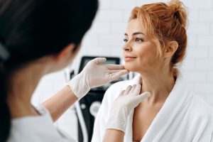 Mujer recibiendo una consulta de medicina estética facial en Mallorca