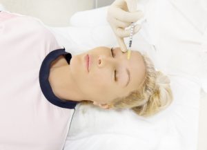 Aplicación de toxina botulínica (Botox) por médico para el tratamiento de arrugas faciales