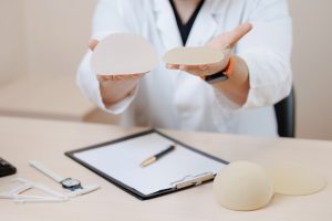 Mujer tras un aumento de pecho con implantes de silicona en Palma de Mallorca