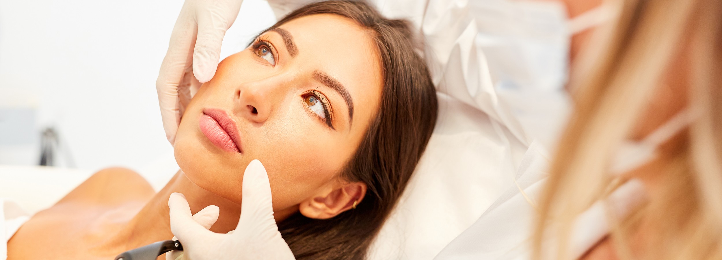 Nasal Bridge Augmentation in Rhinoplasty: A Complete Guide in Mallorca 1 Consulta de cirugía plástica y valoración facial en clínica estética, contexto de rinoplastia y aumento de dorso nasal