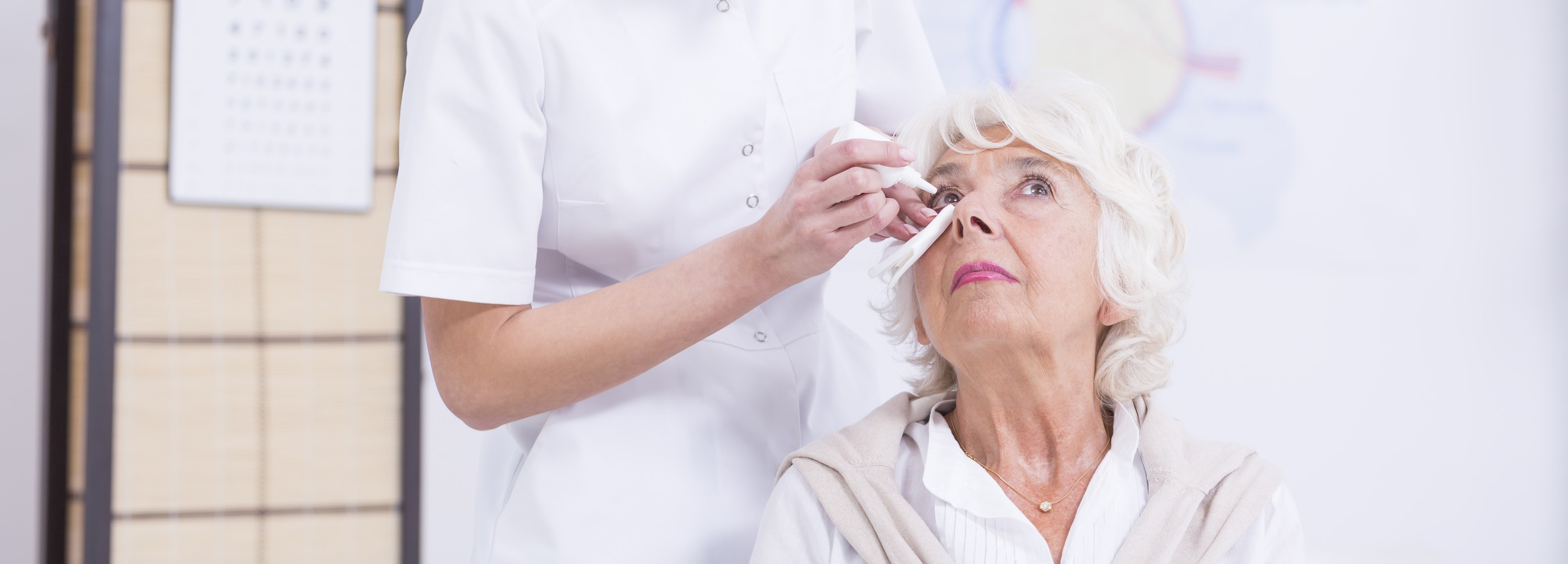 Resultados naturales en cirugía ocular en Mallorca: guía completa 4 Consulta oftalmológica y periocular en entorno clínico, relacionada con cirugía palpebral y resultados naturales en Mallorca
