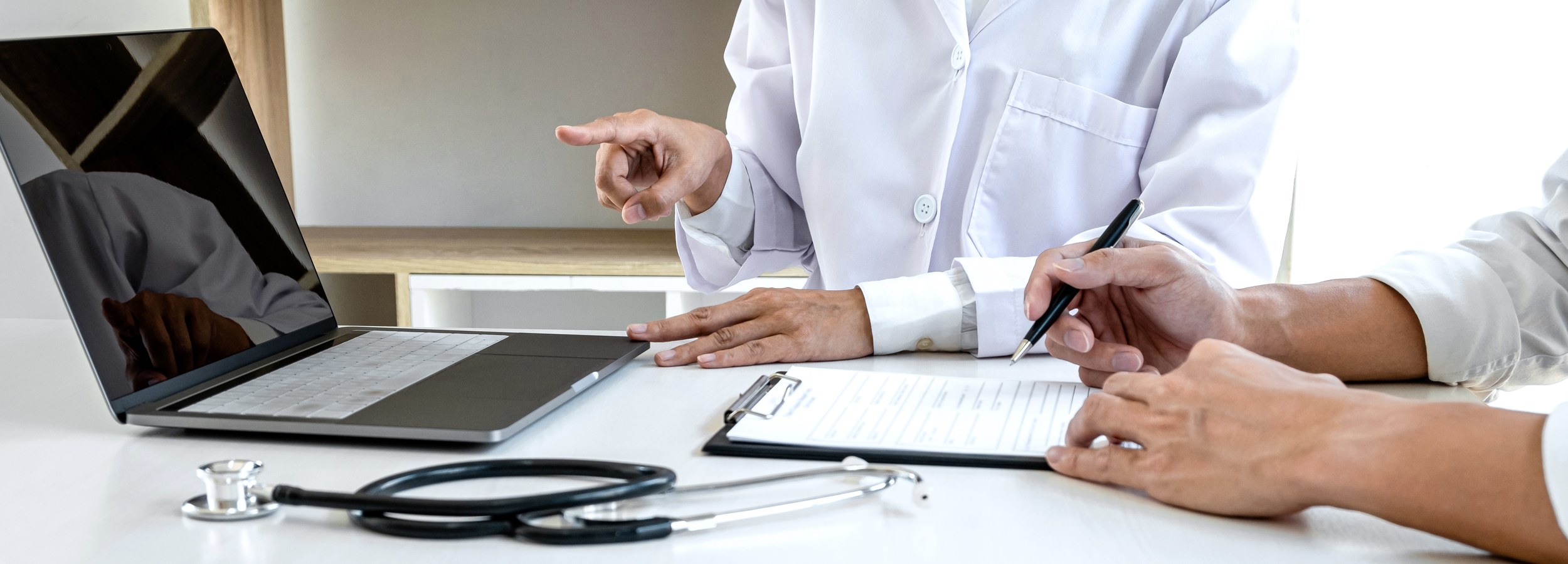 Mastopexia vertical en Mallorca: guía completa e informativa 5 Consulta médica profesional en clínica de cirugía plástica, entorno clínico premium relacionado con mastopexia vertical en Mallorca TITULO_IMAGEN: Valoración médica de mastopexia vertical en entorno clínico LEYENDA_IMAGEN: La indicación de mastopexia vertical se confirma en una valoración médica personalizada.