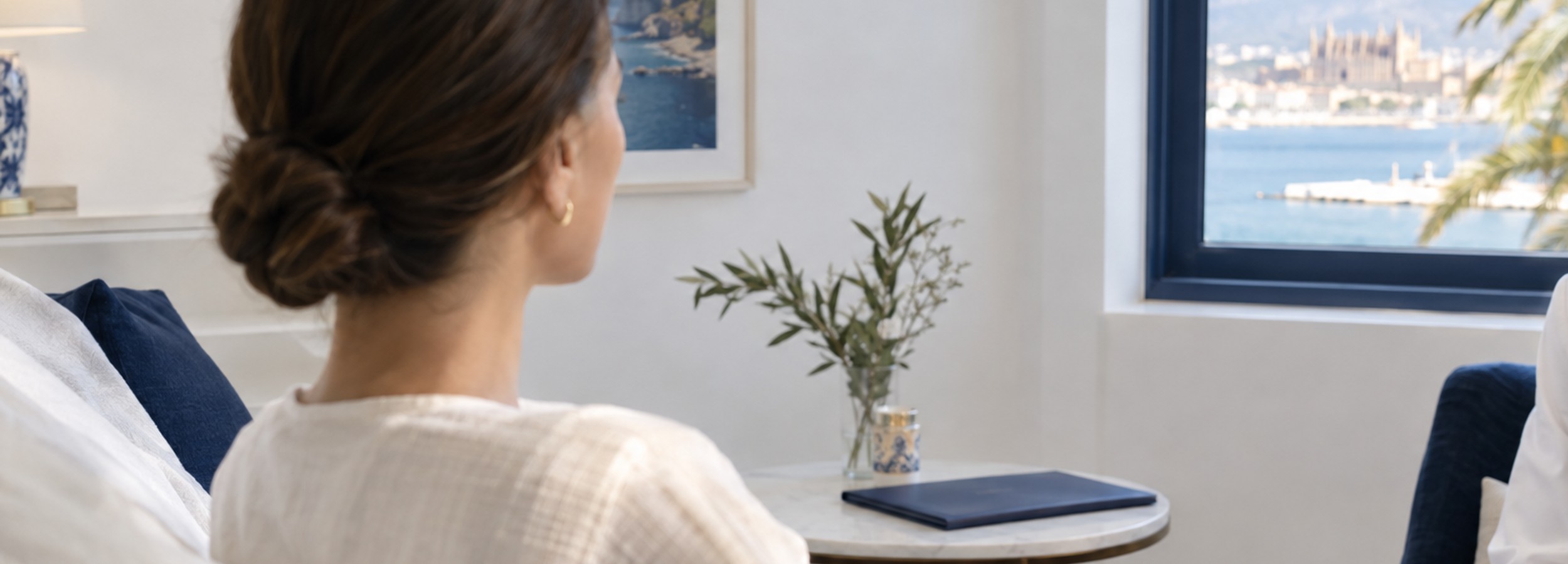 Consulta clínica en Palma sobre blefaroplastia inferior, sin rostro reconocible, luz mediterránea y carpeta cerrada.