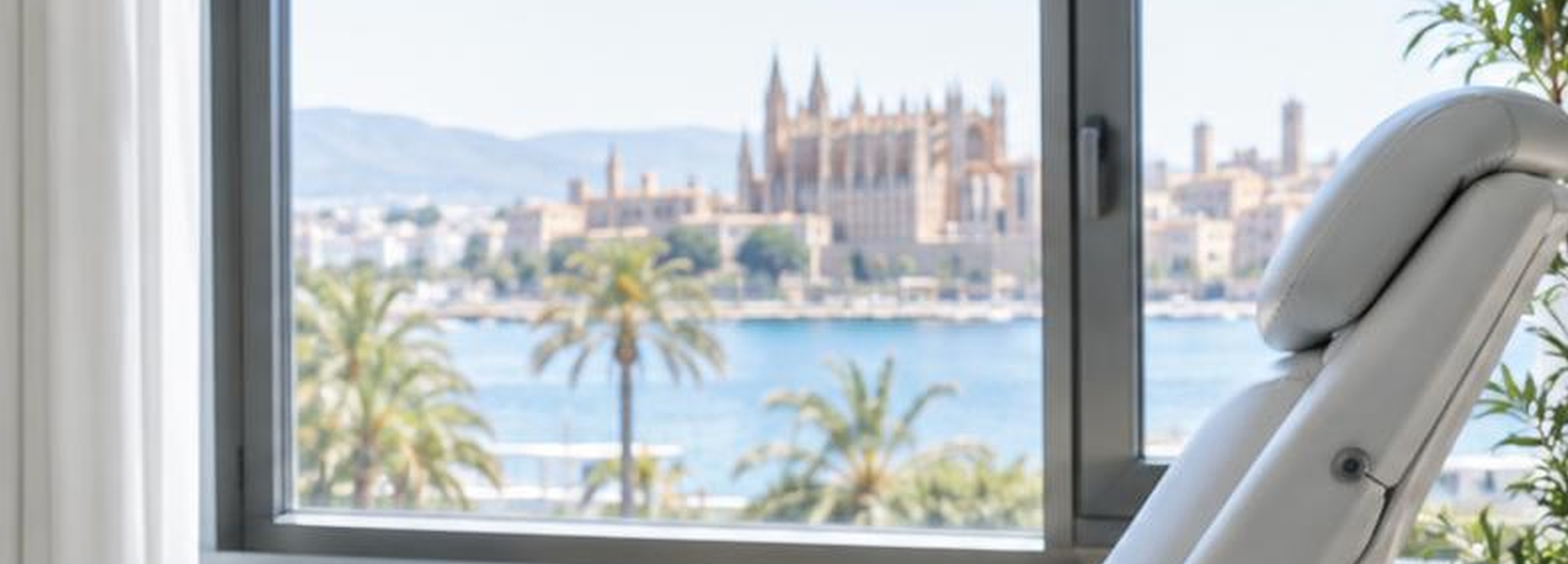 Ginecomastia que reaparece tras bajar de peso: qué queda y qué no opera el ejercicio 1 Consulta de cirugía plástica en Palma, plano de un tórax masculino vestido sin rostro, para ilustrar la valoración de ginecomastia tras una pérdida de peso