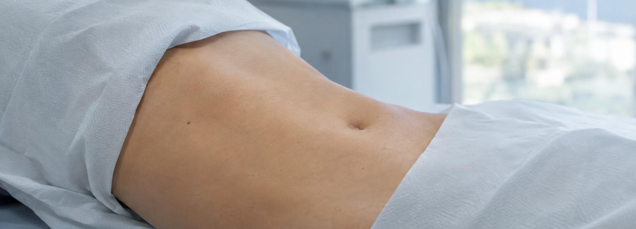 Diástasis de rectos: cuándo la abdominoplastia tiene sentido y cuándo no 1 Exploración clínica de la pared abdominal antes de valorar una diástasis de rectos